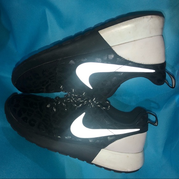 Nike roshe run animal print size 7 - Picture 4 of 8